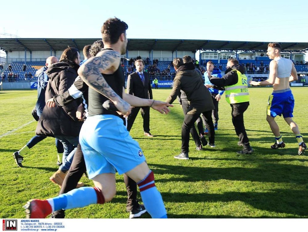 Επεισόδιο στην Τρίπολη: Πιάστηκαν στα χέρια Καλτσάς-Κωνσταντινίδης! (photos)