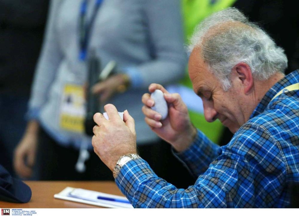 Δημοσιογράφος έκανε έξαλλο τον ΠΑΟΚ με χαρτοταινία και πέτρα στην Τρίπολη! (photos)