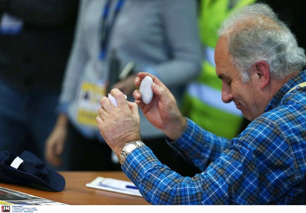 Δημοσιογράφος έκανε έξαλλο τον ΠΑΟΚ με χαρτοταινία και πέτρα στην Τρίπολη! (photos)