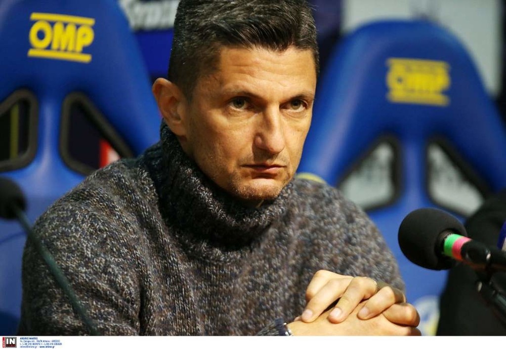 Δημοσιογράφος έκανε έξαλλο τον ΠΑΟΚ με χαρτοταινία και πέτρα στην Τρίπολη! (photos)