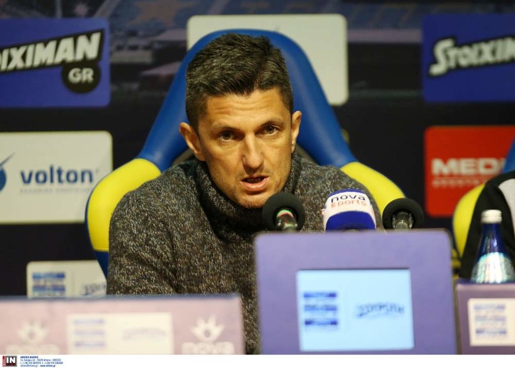 Δημοσιογράφος έκανε έξαλλο τον ΠΑΟΚ με χαρτοταινία και πέτρα στην Τρίπολη! (photos)