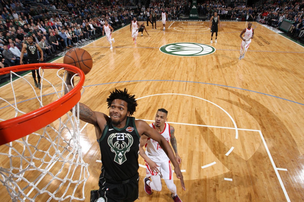 NBA: Θετικός Αντετοκούνμπο, «Ρουκέτες» στο Μιλγουόκι (photos+video)