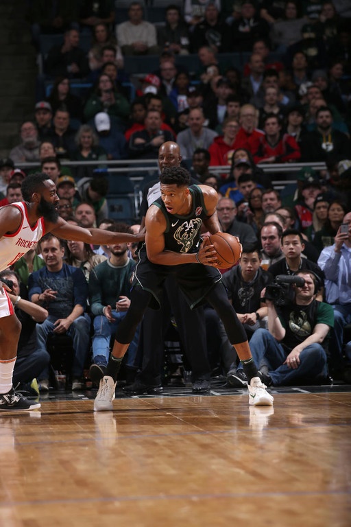 NBA: Θετικός Αντετοκούνμπο, «Ρουκέτες» στο Μιλγουόκι (photos+video)