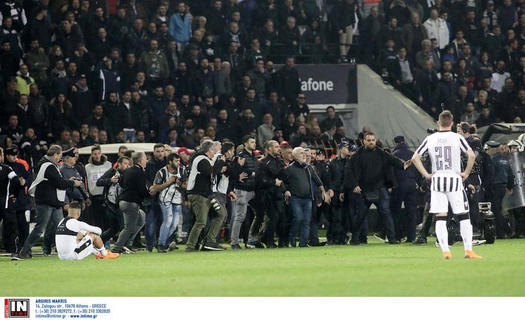 Αδιανόητα πράγματα στην Τούμπα «ντου» Ιβάν Σαββίδη στον αγωνιστικό χώρο!