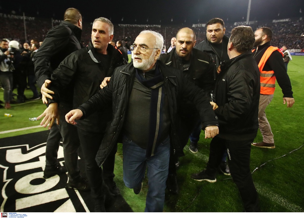 Αδιανόητα πράγματα στην Τούμπα «ντου» Ιβάν Σαββίδη στον αγωνιστικό χώρο!