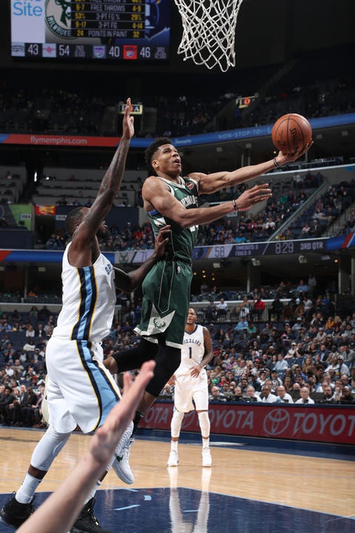 NBA: Βόλτα των Μπακς στο Μέμφις (photos+video)