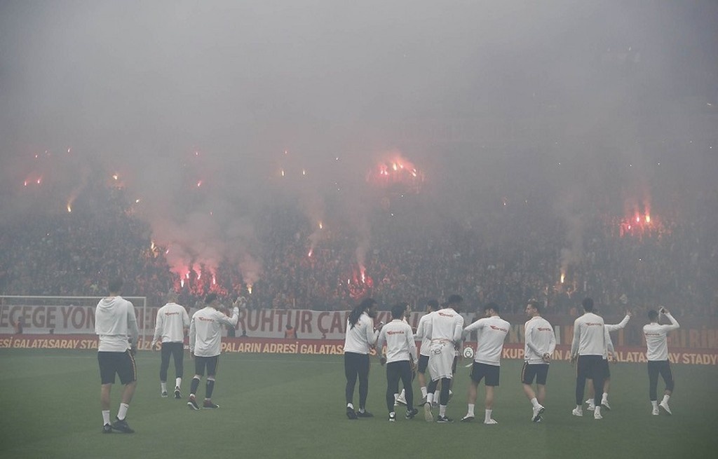 Οι οπαδοί της Γαλατά έβαλαν… φωτιά στο γήπεδο πριν το ντέρμπι με τη Φενέρ (photo+video)