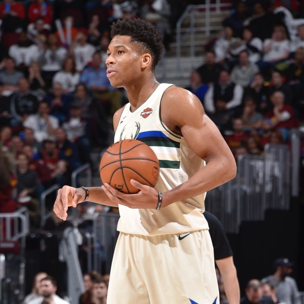 NBA: Επικός Αντετοκούνμπο, λύγισε από τον μυθικό «Βασιλιά» (photos+video)