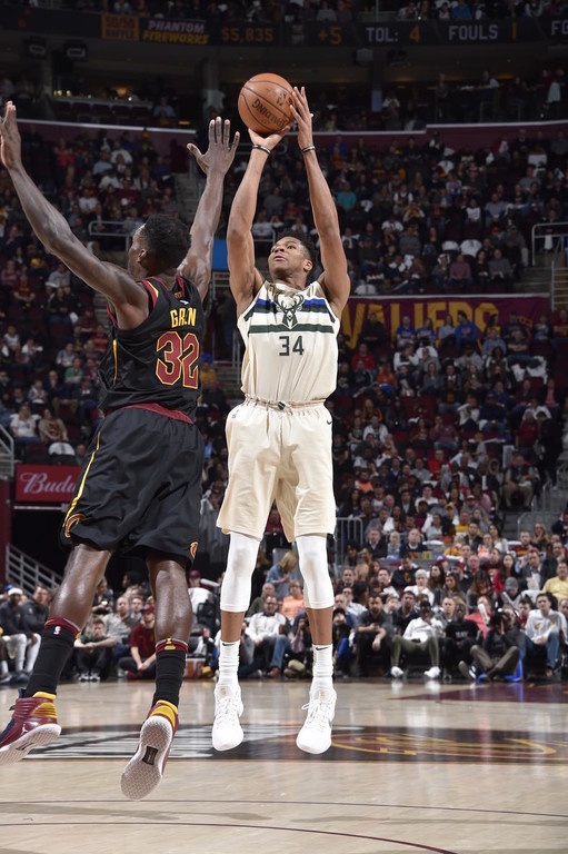 NBA: Επικός Αντετοκούνμπο, λύγισε από τον μυθικό «Βασιλιά» (photos+video)