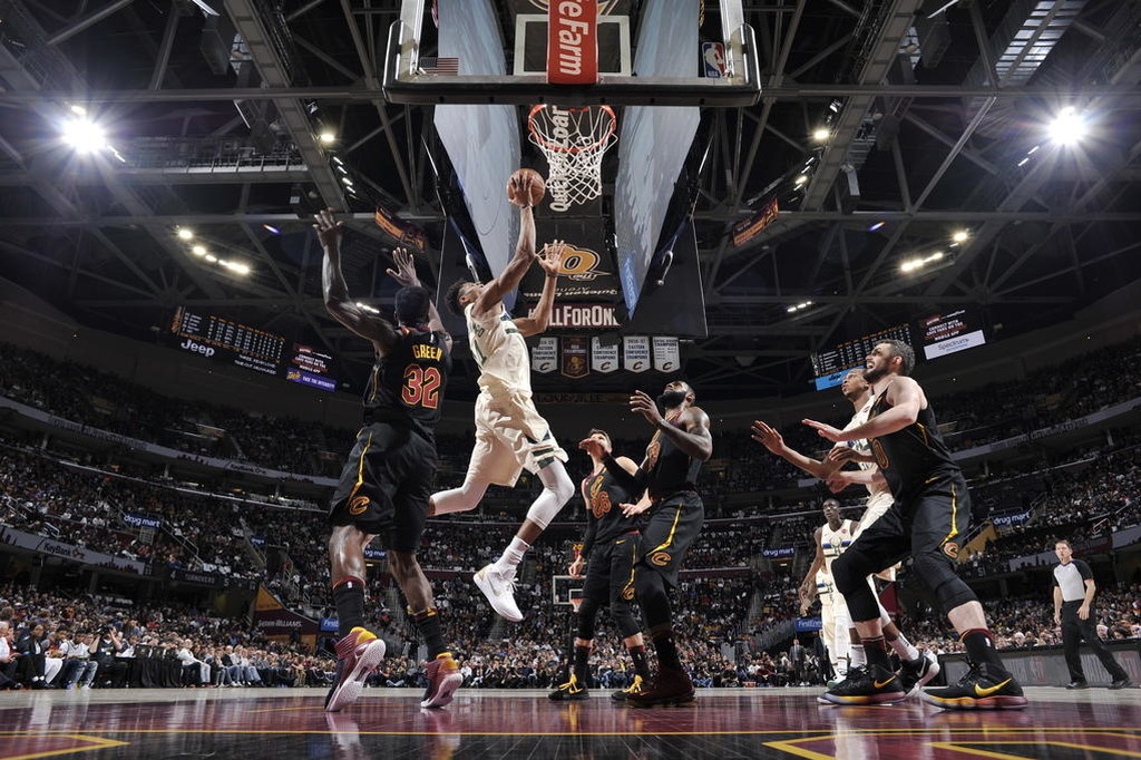 NBA: Επικός Αντετοκούνμπο, λύγισε από τον μυθικό «Βασιλιά» (photos+video)