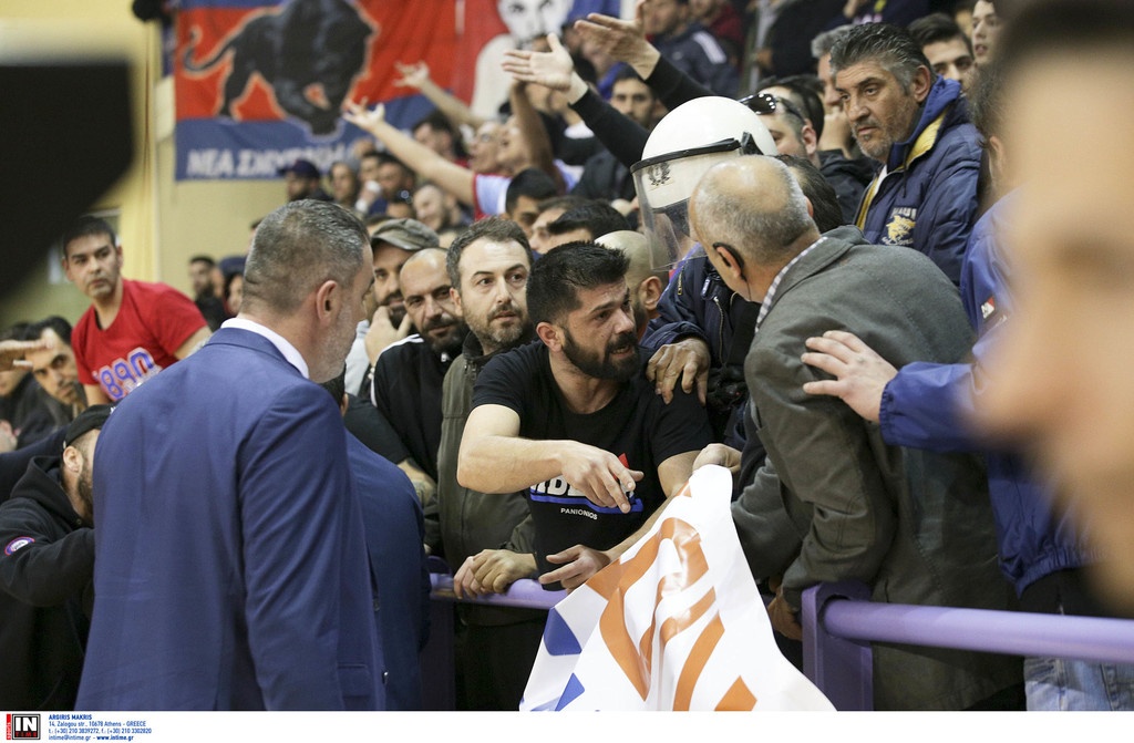 Κύμη-Πανιώνιος: Ένταση και στις εξέδρες (photos)