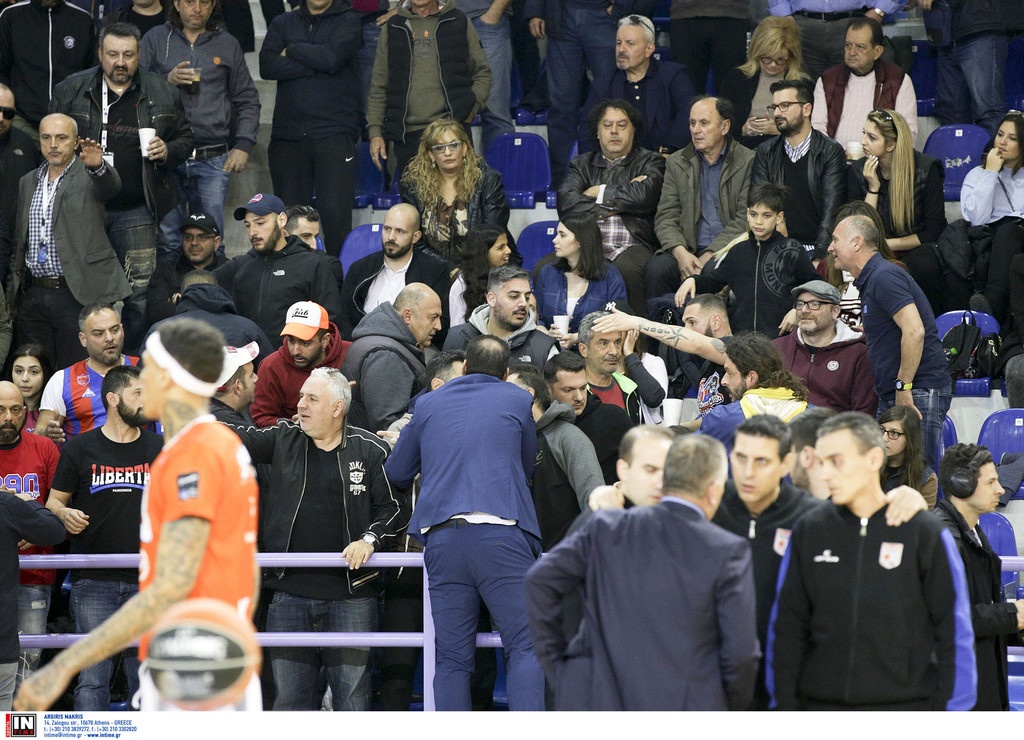 Κύμη-Πανιώνιος: Ένταση και στις εξέδρες (photos)