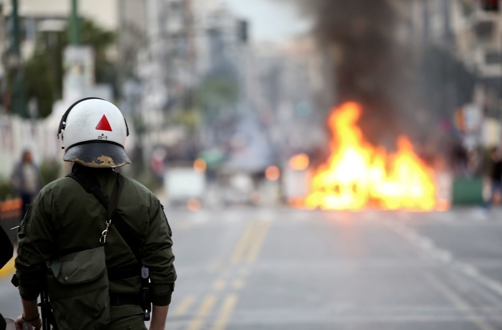 Ολυμπιακός: Σοβαρά επεισόδια οπαδών με ΜΑΤ λόγω... Τσακαλώτου στον Πειραιά (photos)