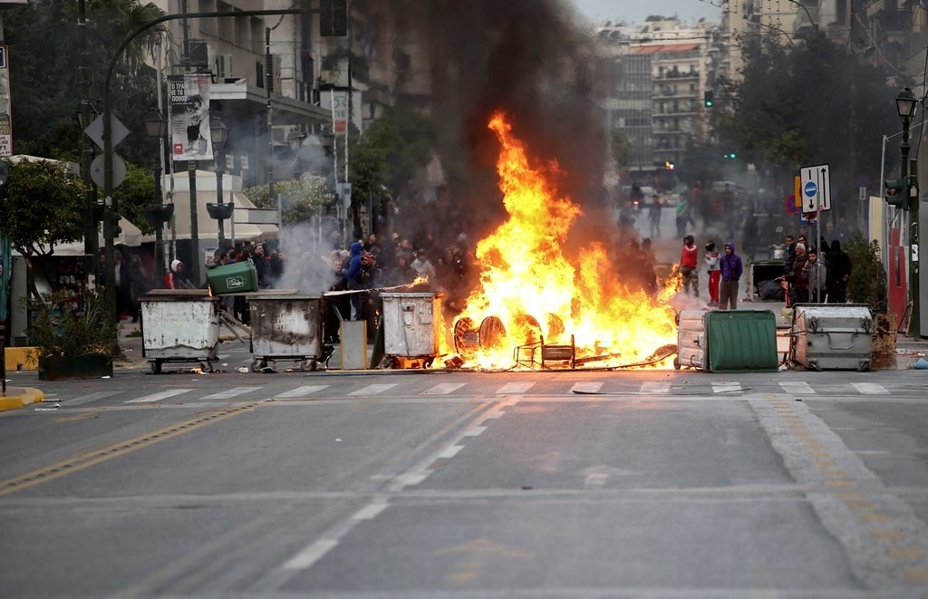 Ολυμπιακός: Σοβαρά επεισόδια οπαδών με ΜΑΤ λόγω... Τσακαλώτου στον Πειραιά (photos)