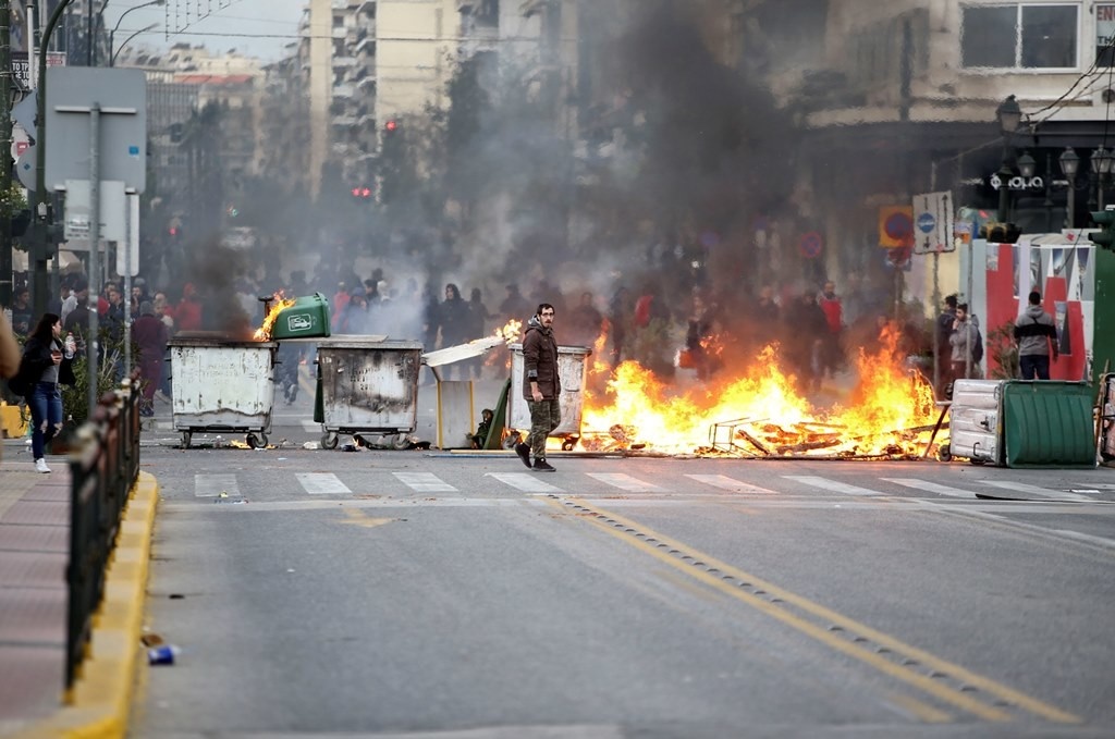 Ολυμπιακός: Σοβαρά επεισόδια οπαδών με ΜΑΤ λόγω... Τσακαλώτου στον Πειραιά (photos)
