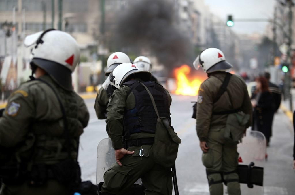 Ολυμπιακός: Σοβαρά επεισόδια οπαδών με ΜΑΤ λόγω... Τσακαλώτου στον Πειραιά (photos)