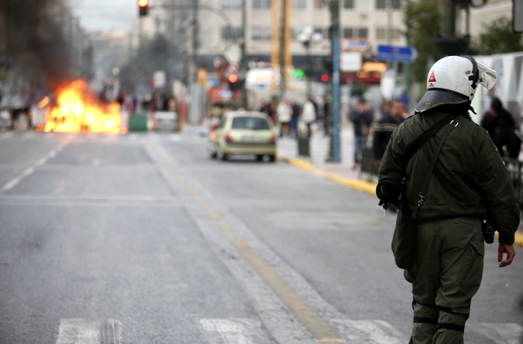 Ολυμπιακός: Σοβαρά επεισόδια οπαδών με ΜΑΤ λόγω... Τσακαλώτου στον Πειραιά (photos)
