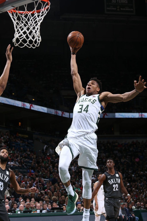 NBA: Τρομερή καρφωματάρα Αντετοκούνμπο με Νετς! (photos+video)