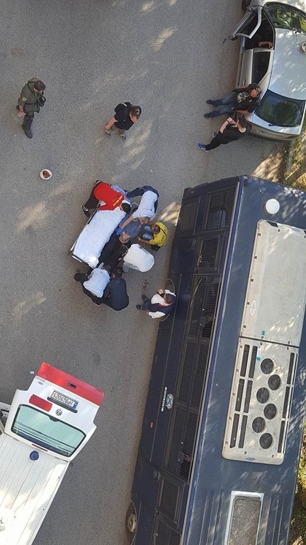 Σοκ στην Καλαμαριά: Οπαδός του Άρη έπεσε από κερκίδα και τραυματίστηκε (video)