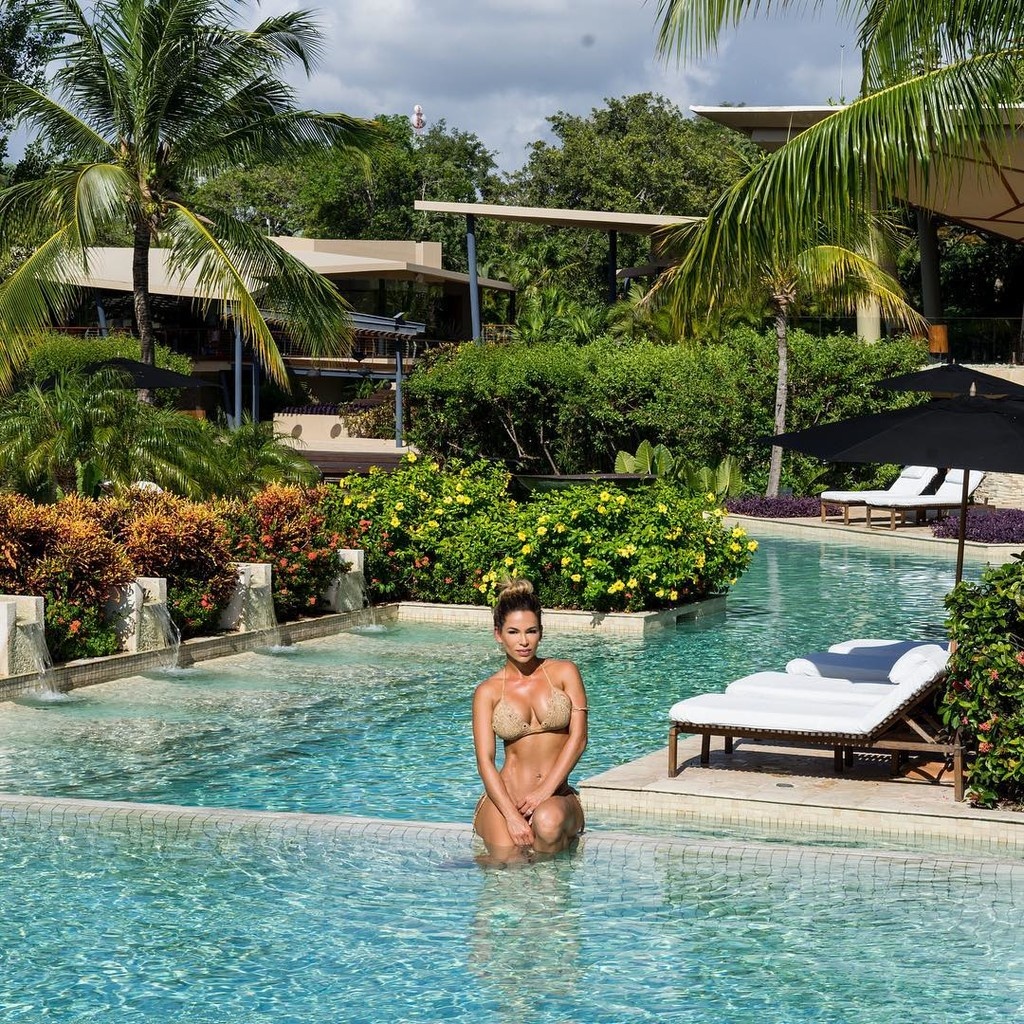 Διάσημη μάνα σε κολασμένες πόζες!