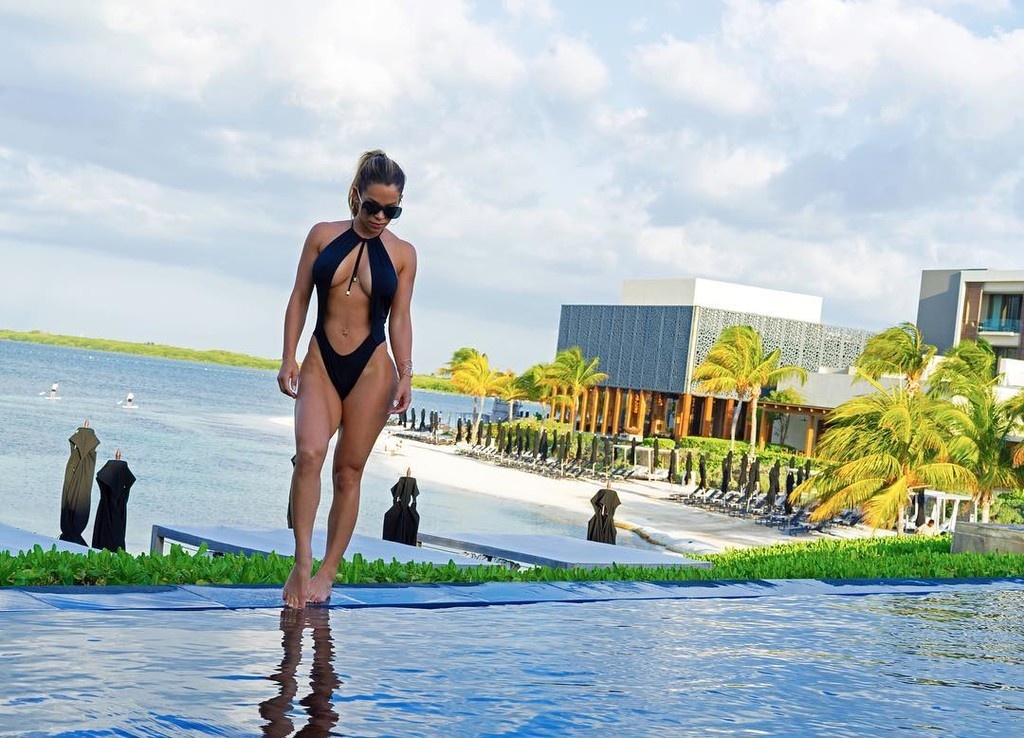 Διάσημη μάνα σε κολασμένες πόζες!