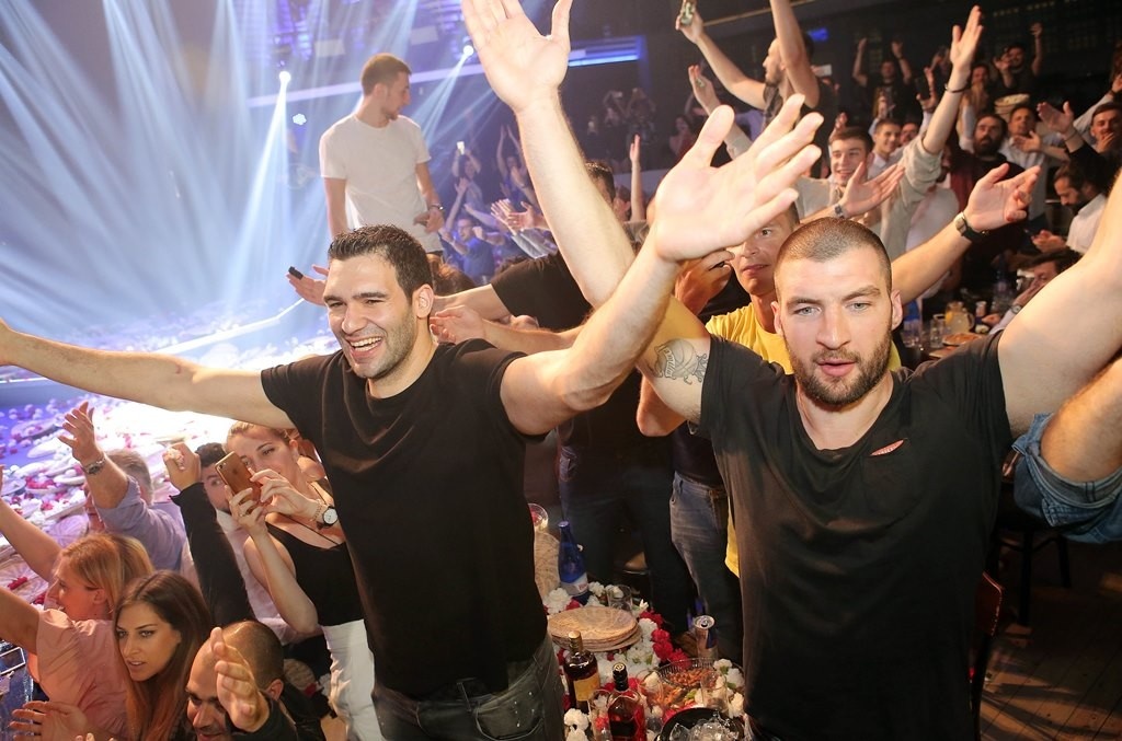 ΑΕΚ: Το σήκωσαν το Champions League και στα μπουζούκια! (photos)