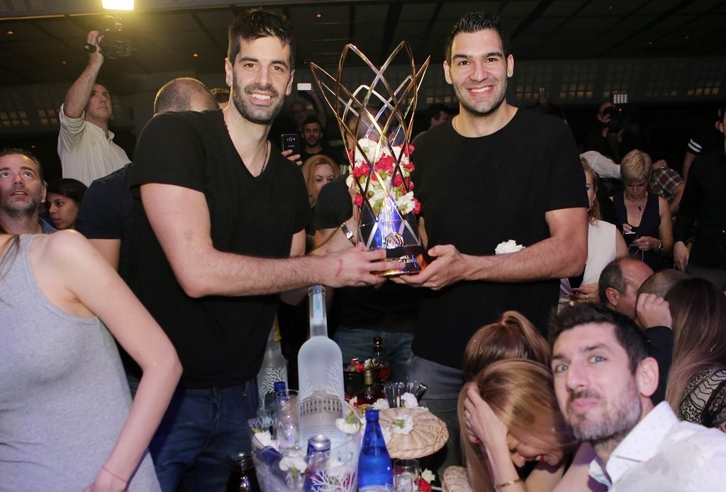 ΑΕΚ: Το σήκωσαν το Champions League και στα μπουζούκια! (photos)