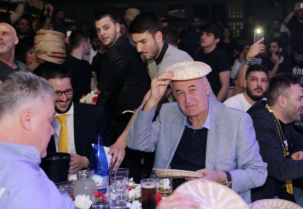 ΑΕΚ: Το σήκωσαν το Champions League και στα μπουζούκια! (photos)