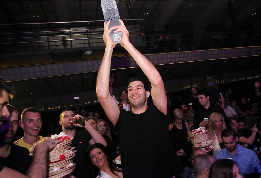 ΑΕΚ: Το σήκωσαν το Champions League και στα μπουζούκια! (photos)