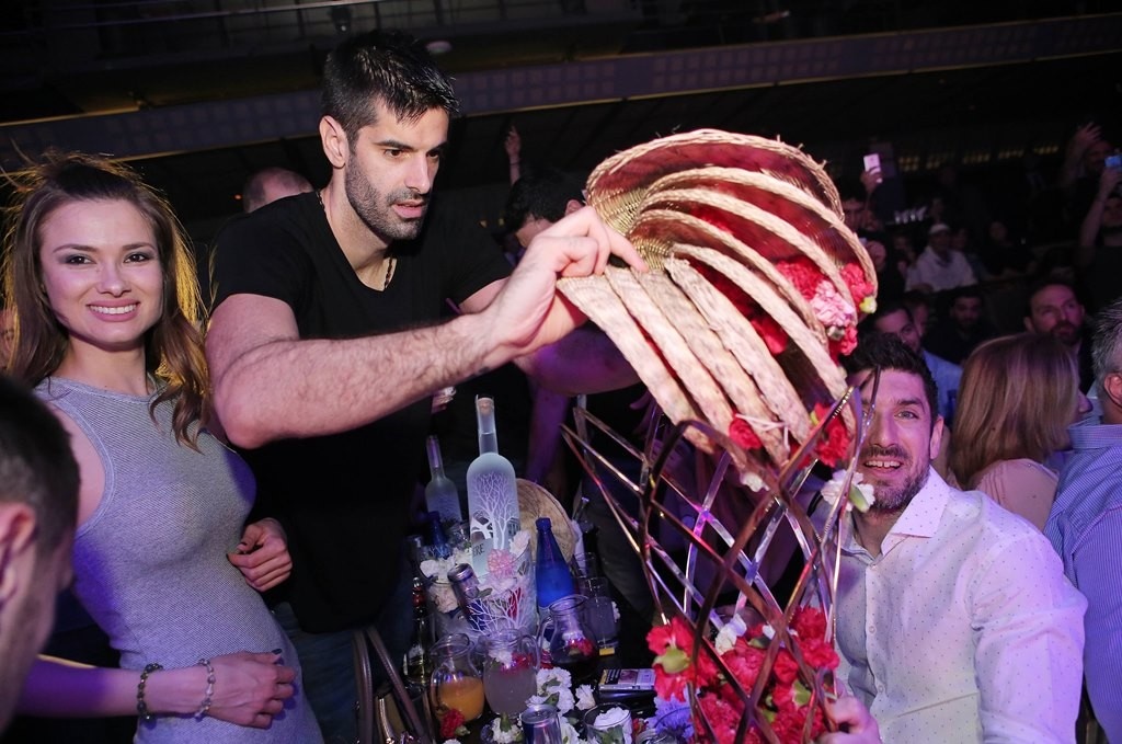 ΑΕΚ: Το σήκωσαν το Champions League και στα μπουζούκια! (photos)