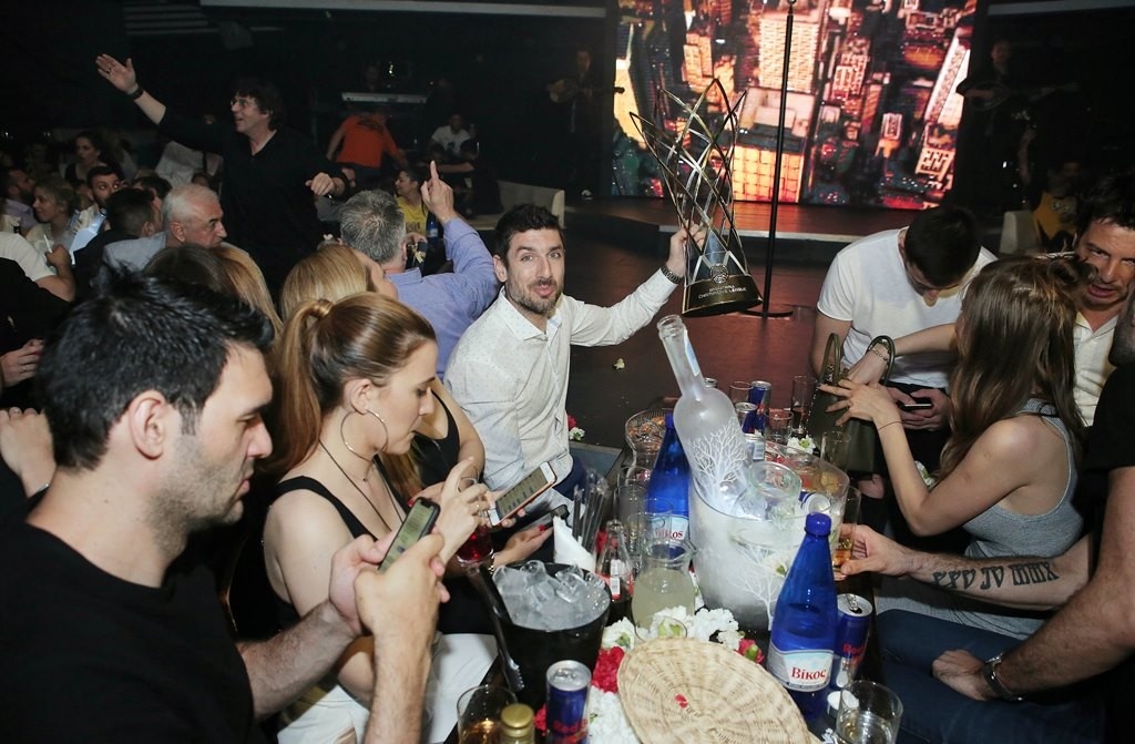 ΑΕΚ: Το σήκωσαν το Champions League και στα μπουζούκια! (photos)
