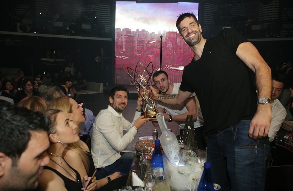 ΑΕΚ: Το σήκωσαν το Champions League και στα μπουζούκια! (photos)
