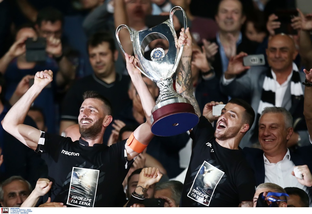 Με φανέλες που έγραφαν νταμπλ στην απονομή ο ΠΑΟΚ! (photos)