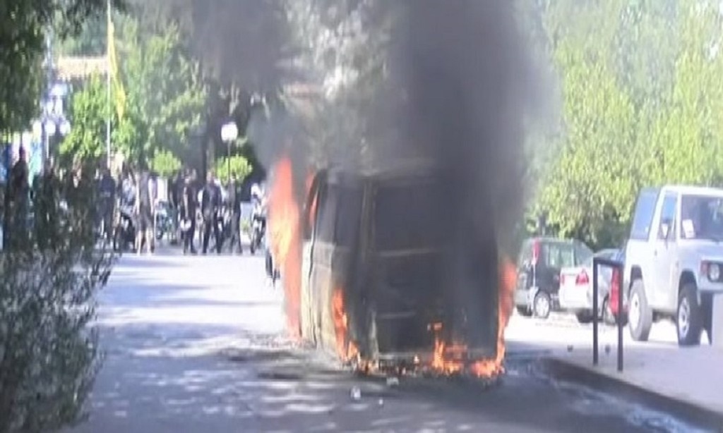 Τελικός Κυπέλλου: Οπαδοί της ΑΕΚ ξυλοκόπησαν οπαδούς του ΠΑΟΚ και έκαψαν το βαν τους!