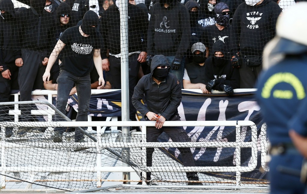 Τελικός Κυπέλλου: Σοκαριστικές εικόνες στο ΟΑΚΑ - Οπαδός του ΠΑΟΚ ρίχνει τα συρματοπλέγματα