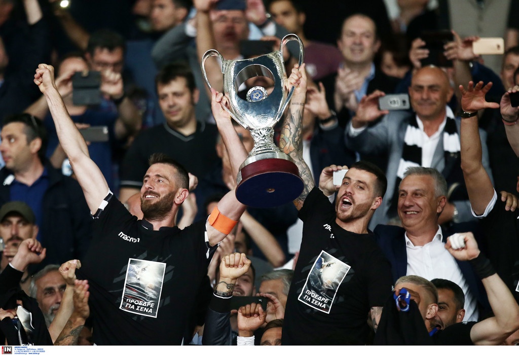 Με φανέλες που έγραφαν νταμπλ στην απονομή ο ΠΑΟΚ! (photos)