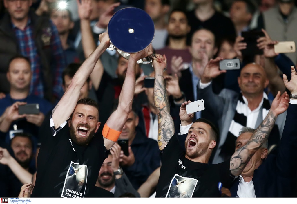 Με φανέλες που έγραφαν νταμπλ στην απονομή ο ΠΑΟΚ! (photos)