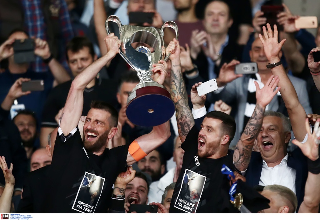 Με φανέλες που έγραφαν νταμπλ στην απονομή ο ΠΑΟΚ! (photos)