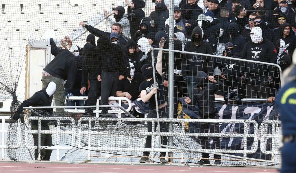 Τελικός Κυπέλλου: Ένταση στο ΟΑΚΑ - Έριξαν φωτοβολίδες και επιχείρησαν «ντου» οι οπαδοί του ΠΑΟΚ