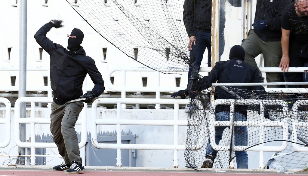 Τελικός Κυπέλλου: Ένταση στο ΟΑΚΑ - Έριξαν φωτοβολίδες και επιχείρησαν «ντου» οι οπαδοί του ΠΑΟΚ