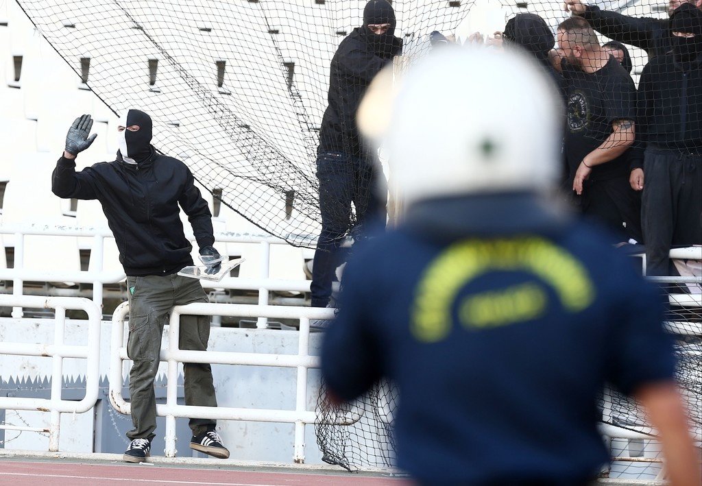Τελικός Κυπέλλου: Ένταση στο ΟΑΚΑ - Έριξαν φωτοβολίδες και επιχείρησαν «ντου» οι οπαδοί του ΠΑΟΚ