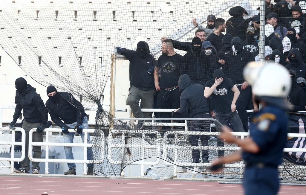 Τελικός Κυπέλλου: Ένταση στο ΟΑΚΑ - Έριξαν φωτοβολίδες και επιχείρησαν «ντου» οι οπαδοί του ΠΑΟΚ