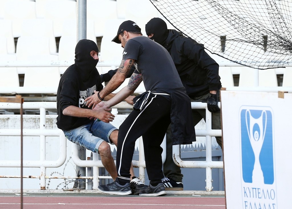Τελικός Κυπέλλου: Ένταση στο ΟΑΚΑ - Έριξαν φωτοβολίδες και επιχείρησαν «ντου» οι οπαδοί του ΠΑΟΚ