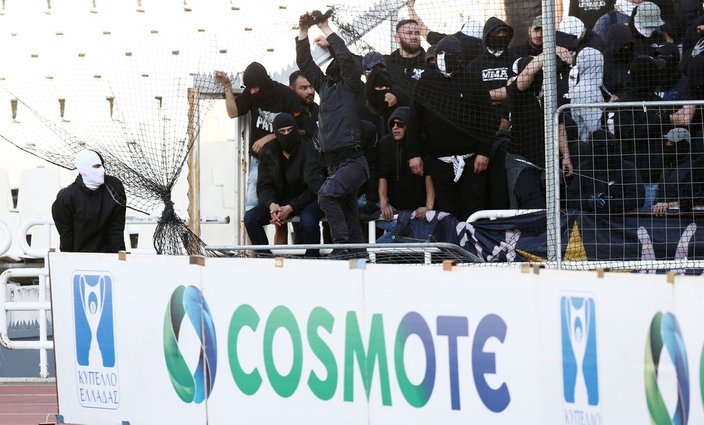 Τελικός Κυπέλλου: Ένταση στο ΟΑΚΑ - Έριξαν φωτοβολίδες και επιχείρησαν «ντου» οι οπαδοί του ΠΑΟΚ