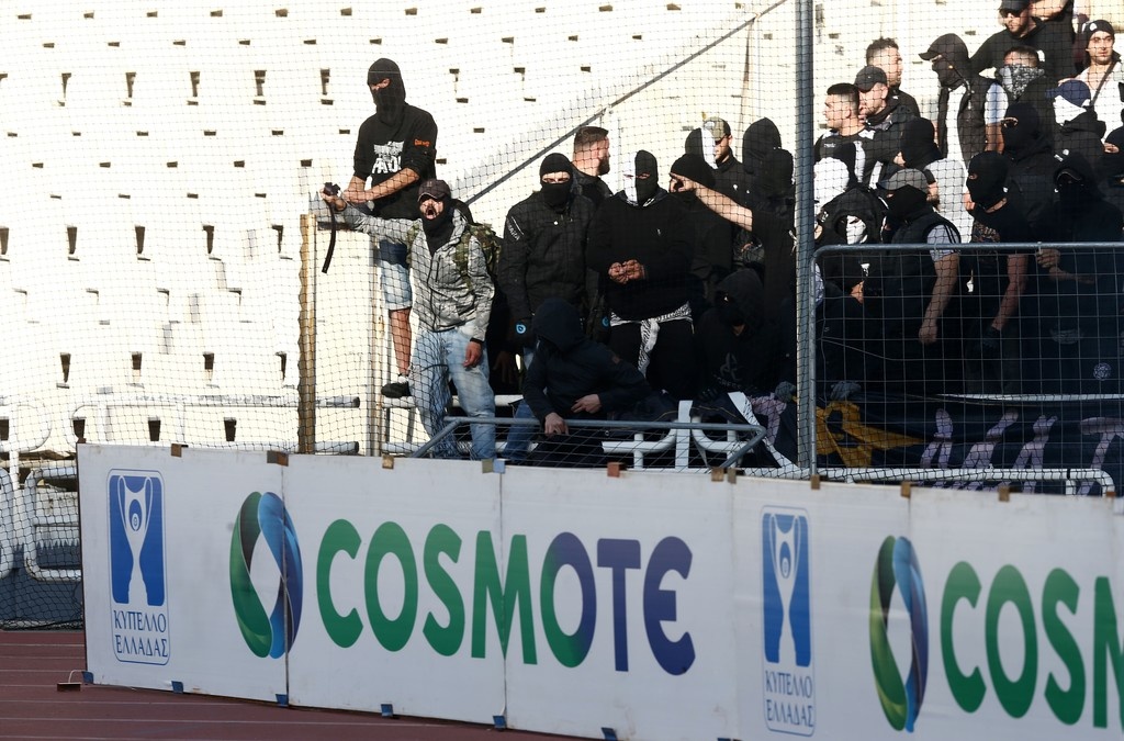 Τελικός Κυπέλλου: Ένταση στο ΟΑΚΑ - Έριξαν φωτοβολίδες και επιχείρησαν «ντου» οι οπαδοί του ΠΑΟΚ