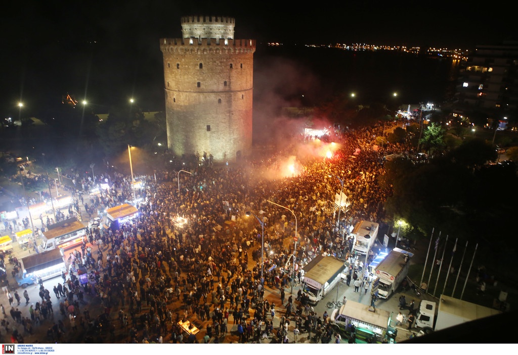 Χαμός στον Λευκό Πύργο: Βγήκε στους δρόμους ο κόσμος του ΠΑΟΚ για την κούπα! (video+photos)