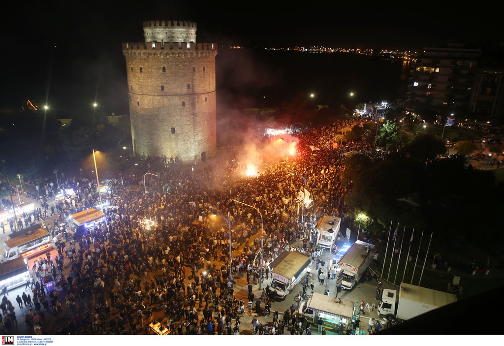 Χαμός στον Λευκό Πύργο: Βγήκε στους δρόμους ο κόσμος του ΠΑΟΚ για την κούπα! (video+photos)