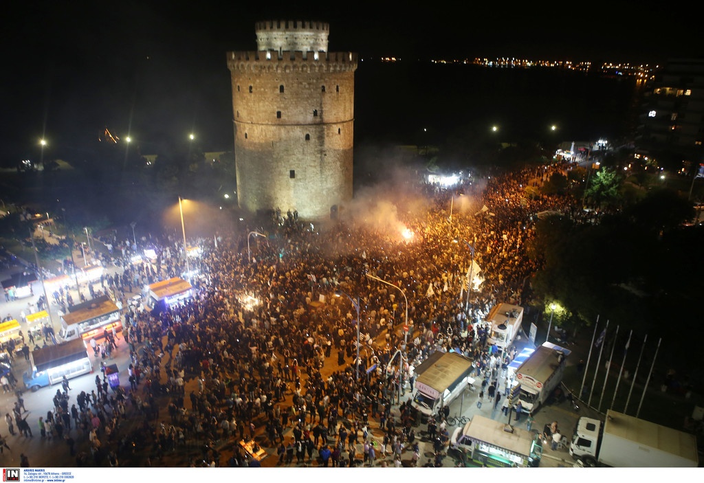 Χαμός στον Λευκό Πύργο: Βγήκε στους δρόμους ο κόσμος του ΠΑΟΚ για την κούπα! (video+photos)