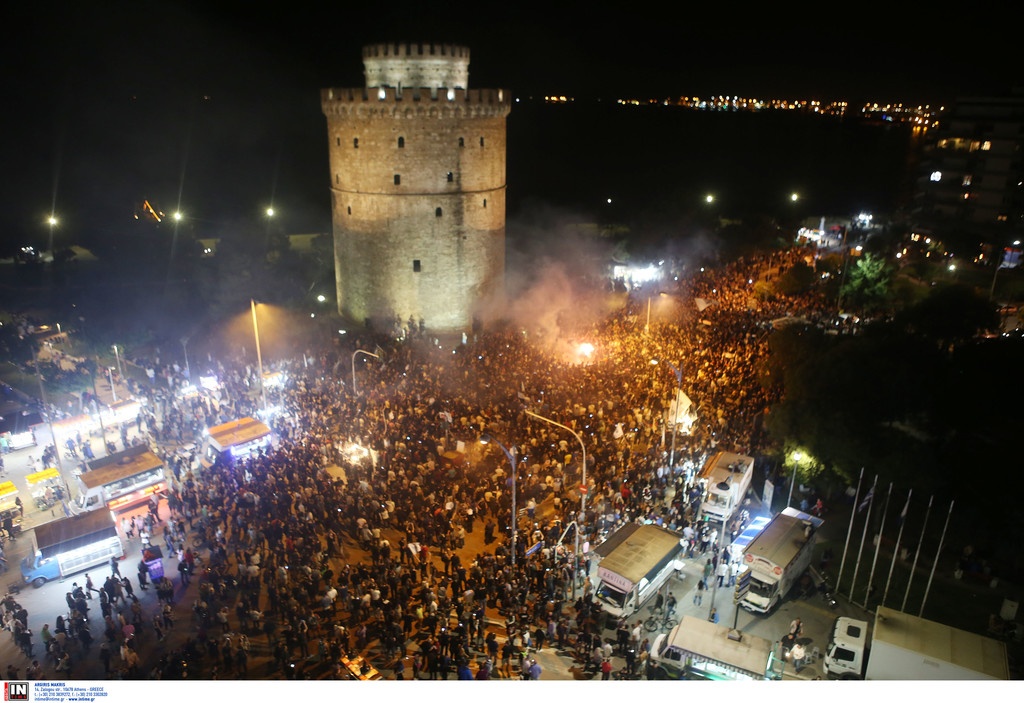 Χαμός στον Λευκό Πύργο: Βγήκε στους δρόμους ο κόσμος του ΠΑΟΚ για την κούπα! (video+photos)