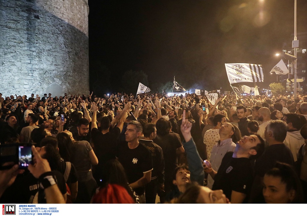 Χαμός στον Λευκό Πύργο: Βγήκε στους δρόμους ο κόσμος του ΠΑΟΚ για την κούπα! (video+photos)